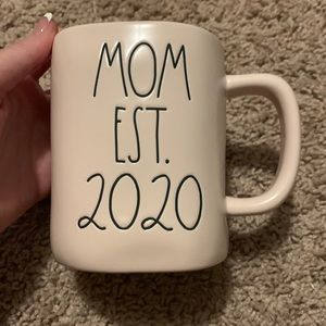 Mom est 2020